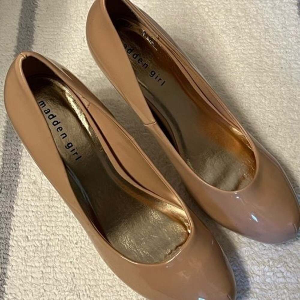 Madden Girl Beige Tan Nude Patent Leather Round Toe Heels 9M - Picture 4 of 13